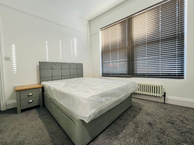 Double Bedroom available in a 5 bed House Share Main Photo