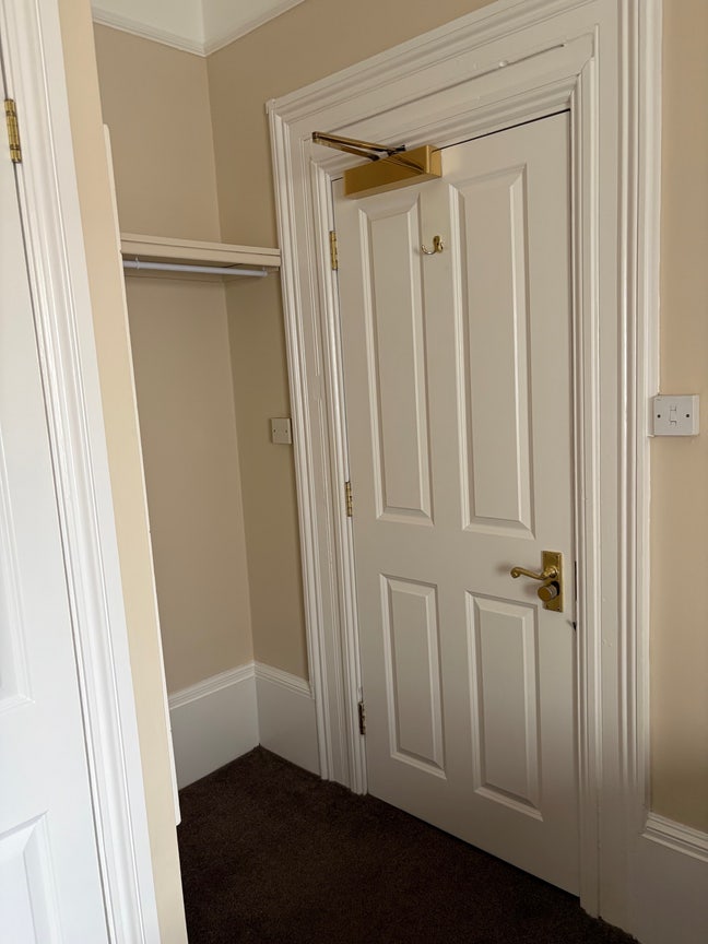 Clean & cosy single bed ensuite studio  Main Photo