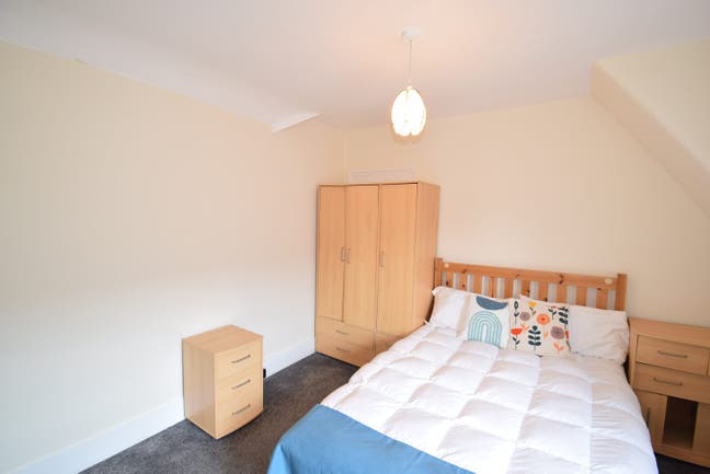 Modern Double Room – Close to Transport! Main Photo