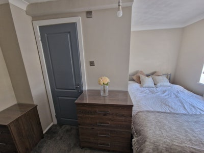 Ensuite Double Room - 5 mins walk to town centre Main Photo