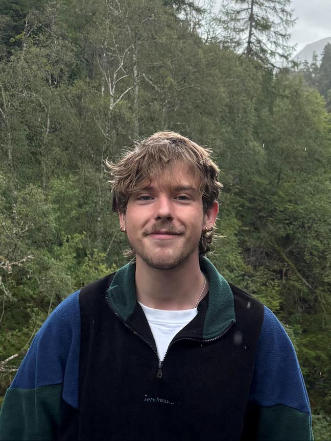 Friendly PhD student looking for double room  Main Photo