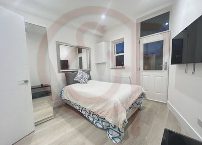 Studio next to acton main line Main Photo