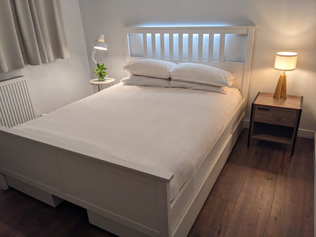 Creative, professional host with a quiet home  Main Photo