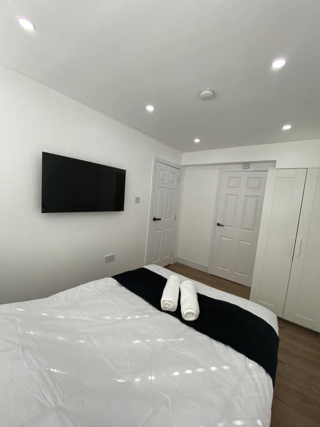 Spacious furnished double room with En-suite Main Photo