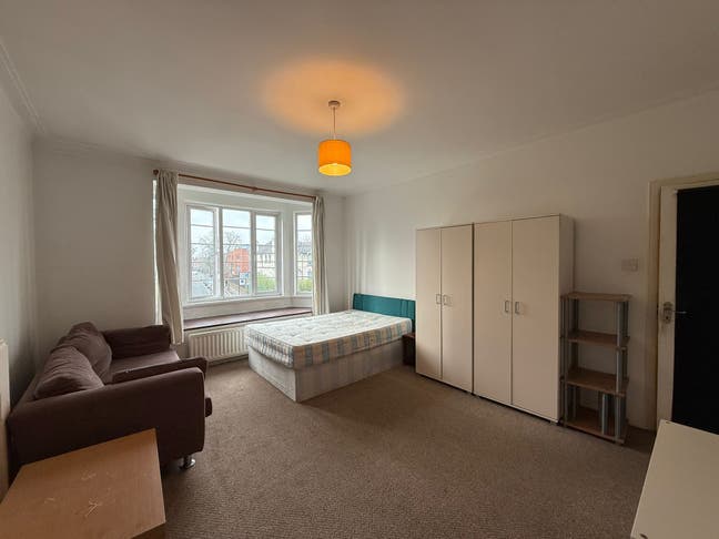 Massive Double  room in a 3 Bedroom Flat NW2  Main Photo