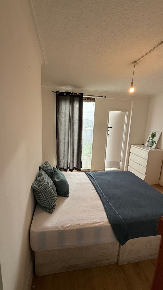 * Double Room Available in Oxgate Gardens Main Photo