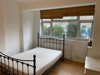 Double Room Available – CR4 1SG Main Photo