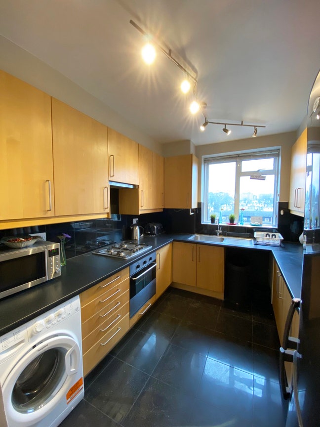 🏡 Bright lovely room in 3bed w/ balcony NOW 🏡 Main Photo