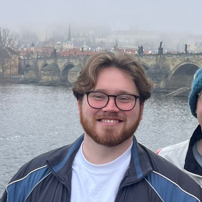 24, Professional looking for double room Main Photo