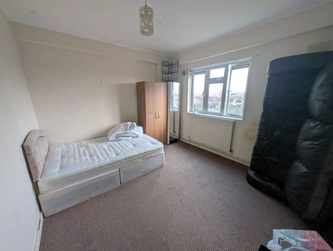 A furnished double room is available in our 3-bedr Main Photo