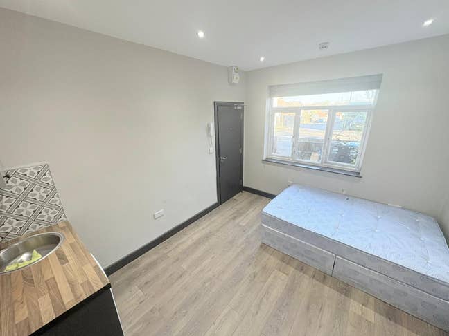 DSS-Studio Flat Available in Caterham CR3 Main Photo