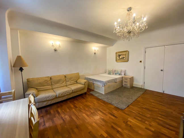 Room available private condo  Main Photo