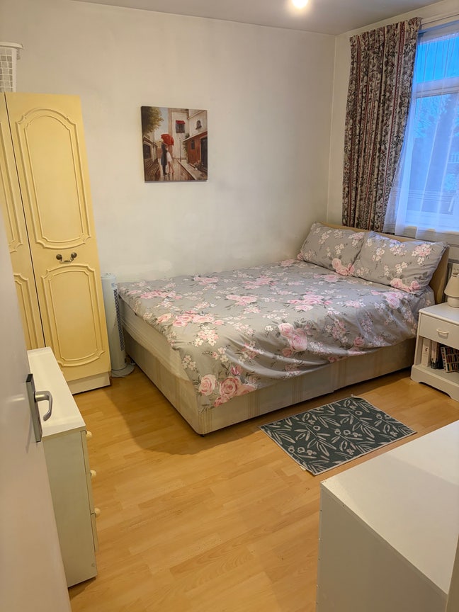   Double room  females preferred - no bills   Main Photo