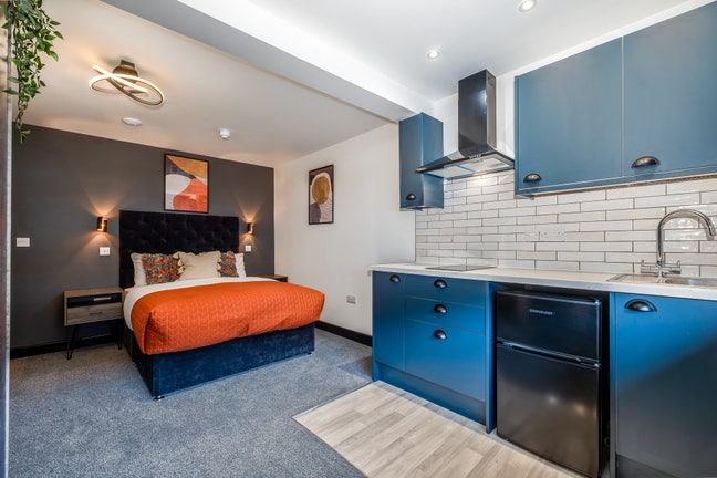 "Spacious Studio Apartment Opposite George Eliot" Main Photo