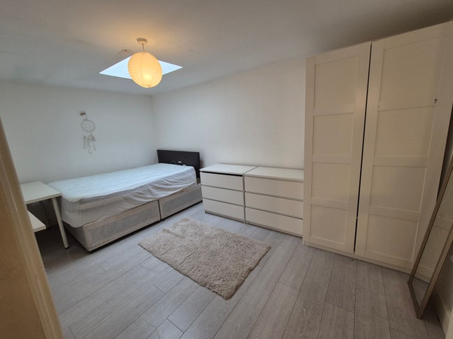 Spacious one bedroom flat near Leytonstone station Main Photo