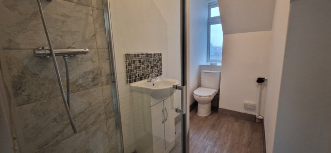 Modern 2-Bed Split-Level Flat in Edgware Main Photo