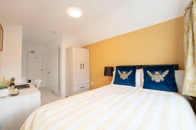 Recently refurbished en-suite room Chesterton Main Photo