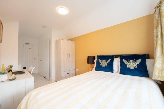 Recently refurbished studio Chesterton Main Photo