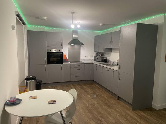 Spacious En-Suite Double with Parking – Bonnington Main Photo