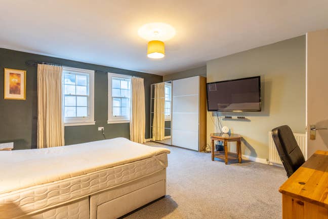 2 Large Double Rooms on Royal Mile Main Photo