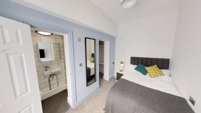 Modern Ensuite with Direct Train Access Main Photo