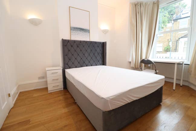 8 Min Walk from Hammersmith Station- 2 Rooms Main Photo