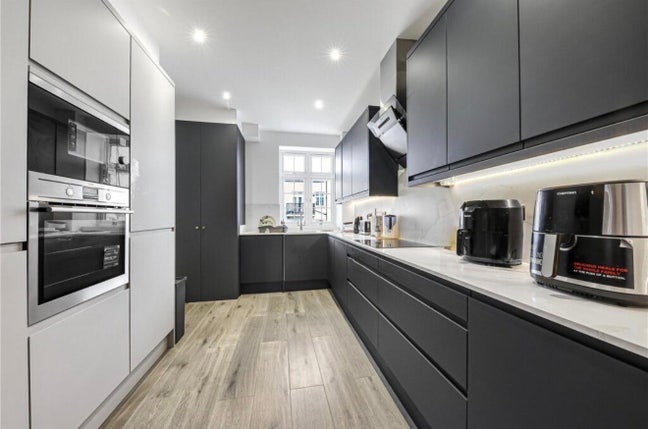 Spacious double room with shared living area Main Photo