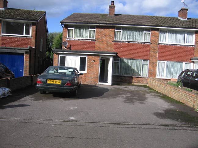 Double room in Fetcham, quiet location. Main Photo