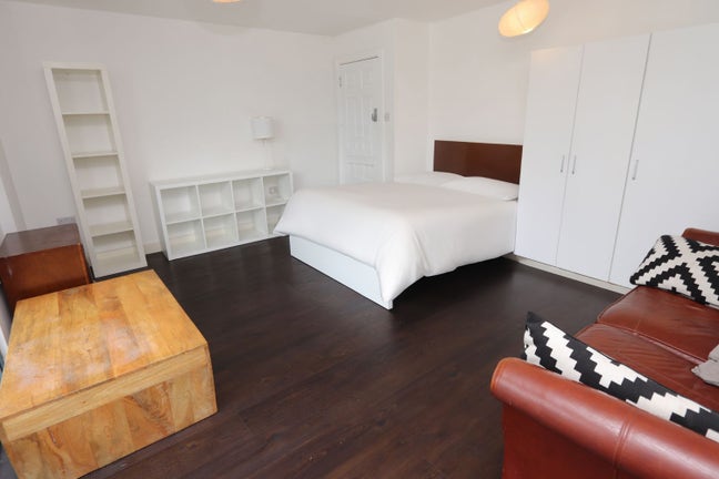 Prime Location-Amazing Rooms 1 Minute from Station Main Photo