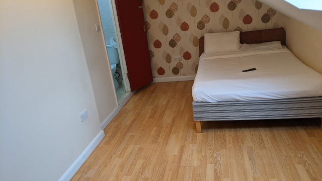 King Studio Ensuits  With Bills &pound;900 Main Photo