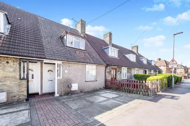 Lovely 2 Bedroom Terraced House in RM10  Main Photo