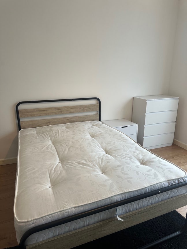 Spacious Double Room Available! 🤍 Main Photo