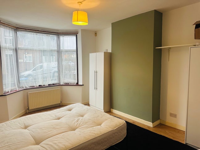 Spacious Double Room Available! 🤍 Main Photo