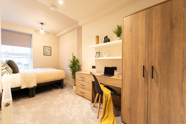 Bright & Stylish Rooms | Bills Inc | Worsley!  Main Photo