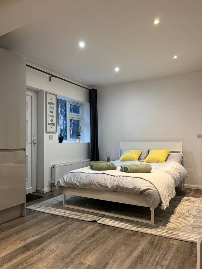 Cozy Studio Steps from the Tube Main Photo