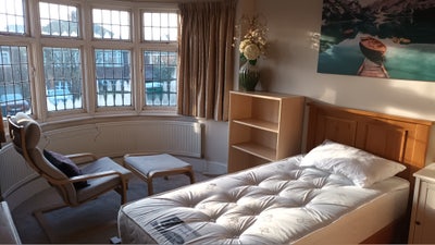 Sunny room close to railway station  Main Photo