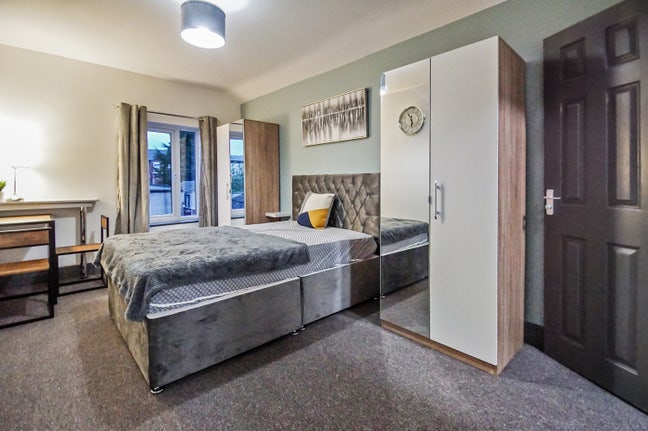 A large double room with en-suite Main Photo