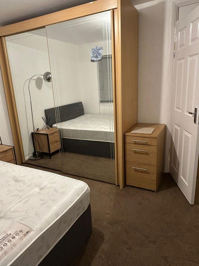 Lovely airy room available in a Shared House Main Photo