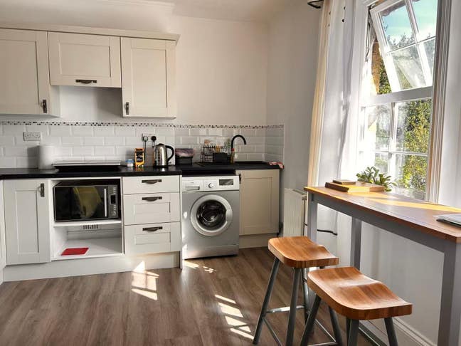 Bright large one bed flat Main Photo