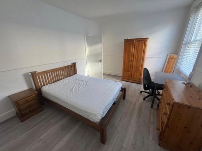 Bright double room in friendly 3-bed flat  Main Photo