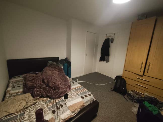 Looking for roommate  Main Photo