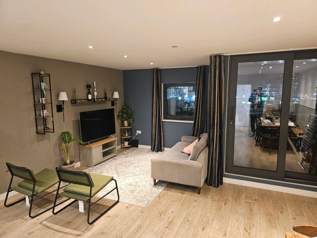 Luxury Dual Aspect Double Room in Three Bed Flat Main Photo