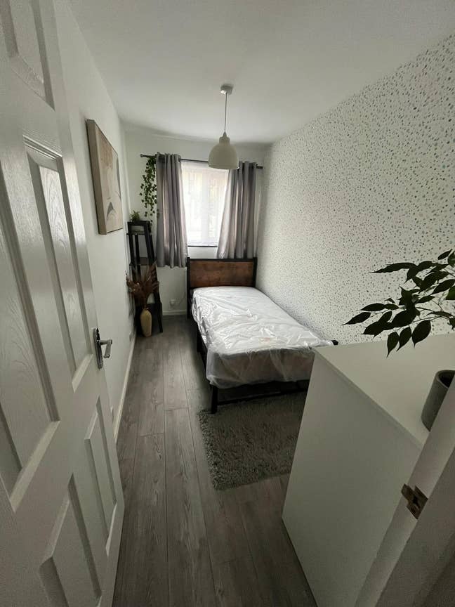 East-London Room for Rent, Urgently Looking!  Main Photo