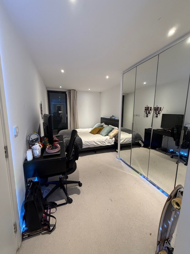 En-suite Double Room in Spacious Flat  Main Photo