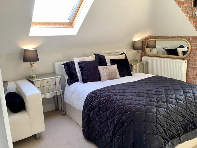 Stylish Huge Room with Ensuite Main Photo