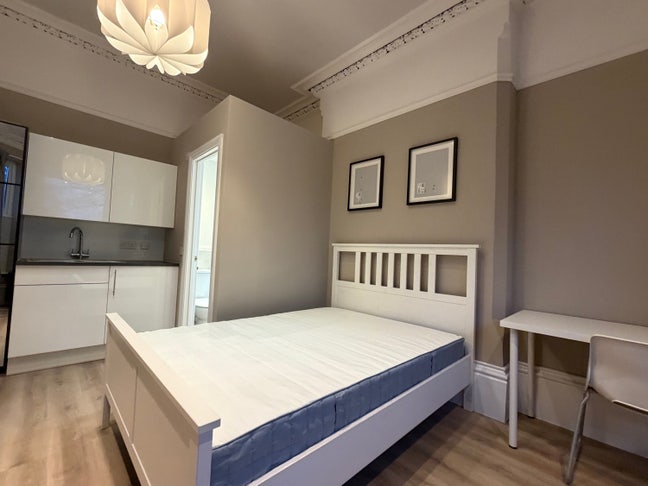 Brand new Fully inclusive studio with en-suite  Main Photo