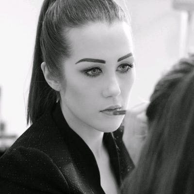 Professional Female seeks a single or double room Main Photo