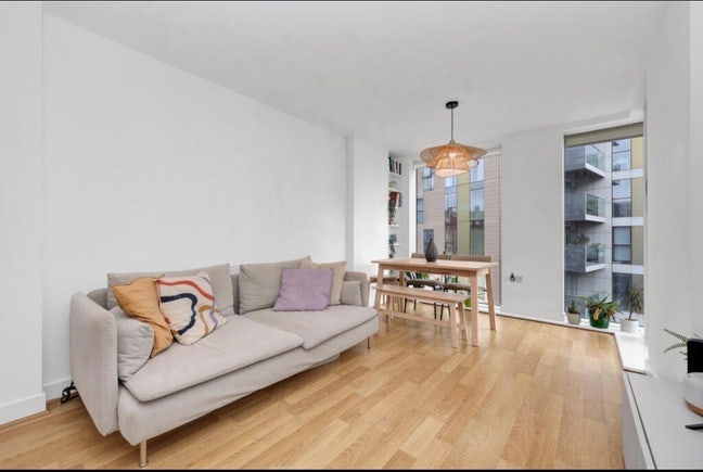 Modern 1 Bed Flat With Balcony (Bills Included) Main Photo