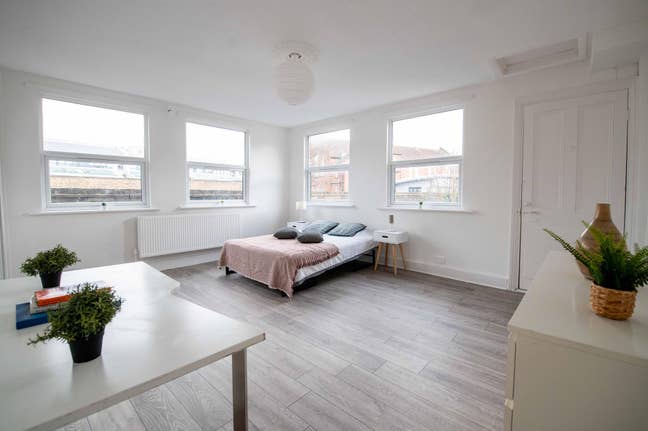 Large double bedroom in a house in Kensal Town Main Photo