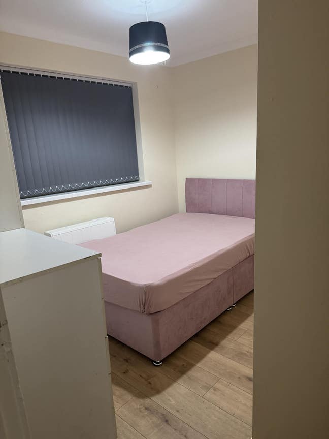 A single furnished room  Main Photo